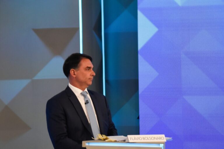 Flávio repete fake news sobre mesários votarem no lugar de ausentes flavio-repete-fake-news-sobre-mesarios-votarem-no-lugar-de-ausentes