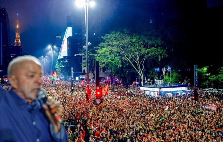 Em fala na Av Paulista, Lula chama vitória de “dia histórico” e beija Janja em-fala-na-av-paulista,-lula-chama-vitoria-de-“dia-historico”-e-beija-janja